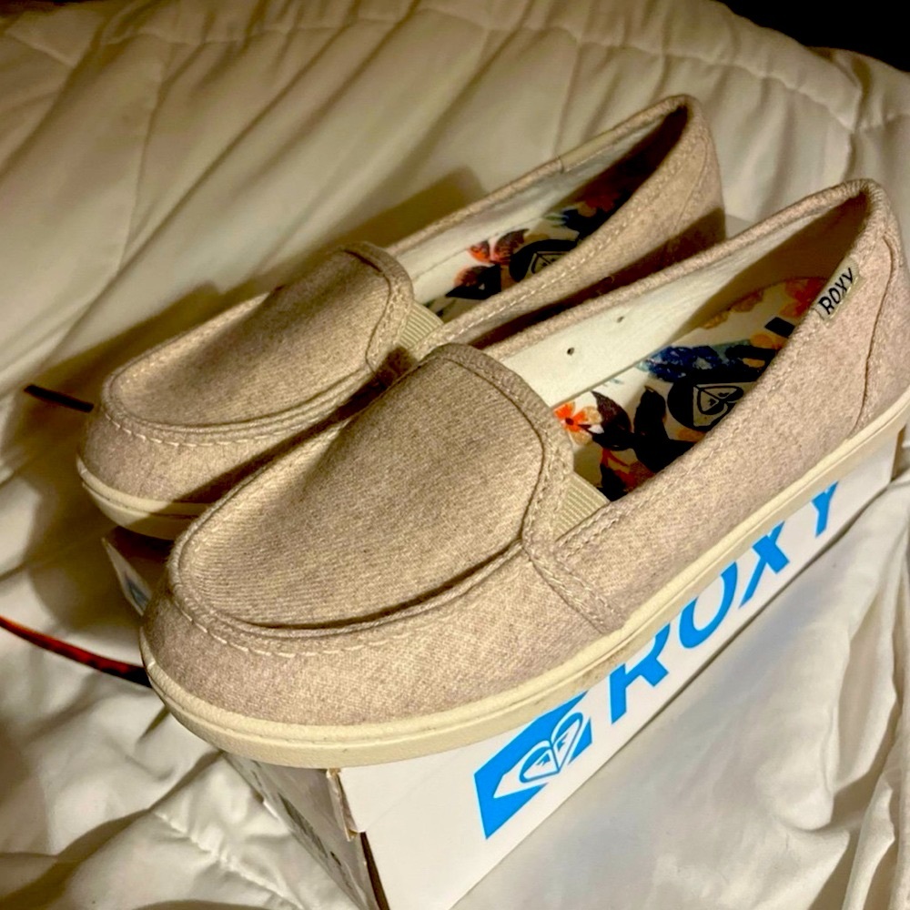 Roxy Cream Flats Versatile Loafers